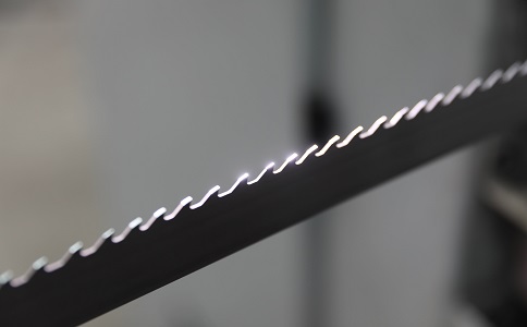 出现硬质合金带锯条使用寿命降低的原因会有哪些? 出现硬质合金带锯条使用寿命降低的原因会有哪些?